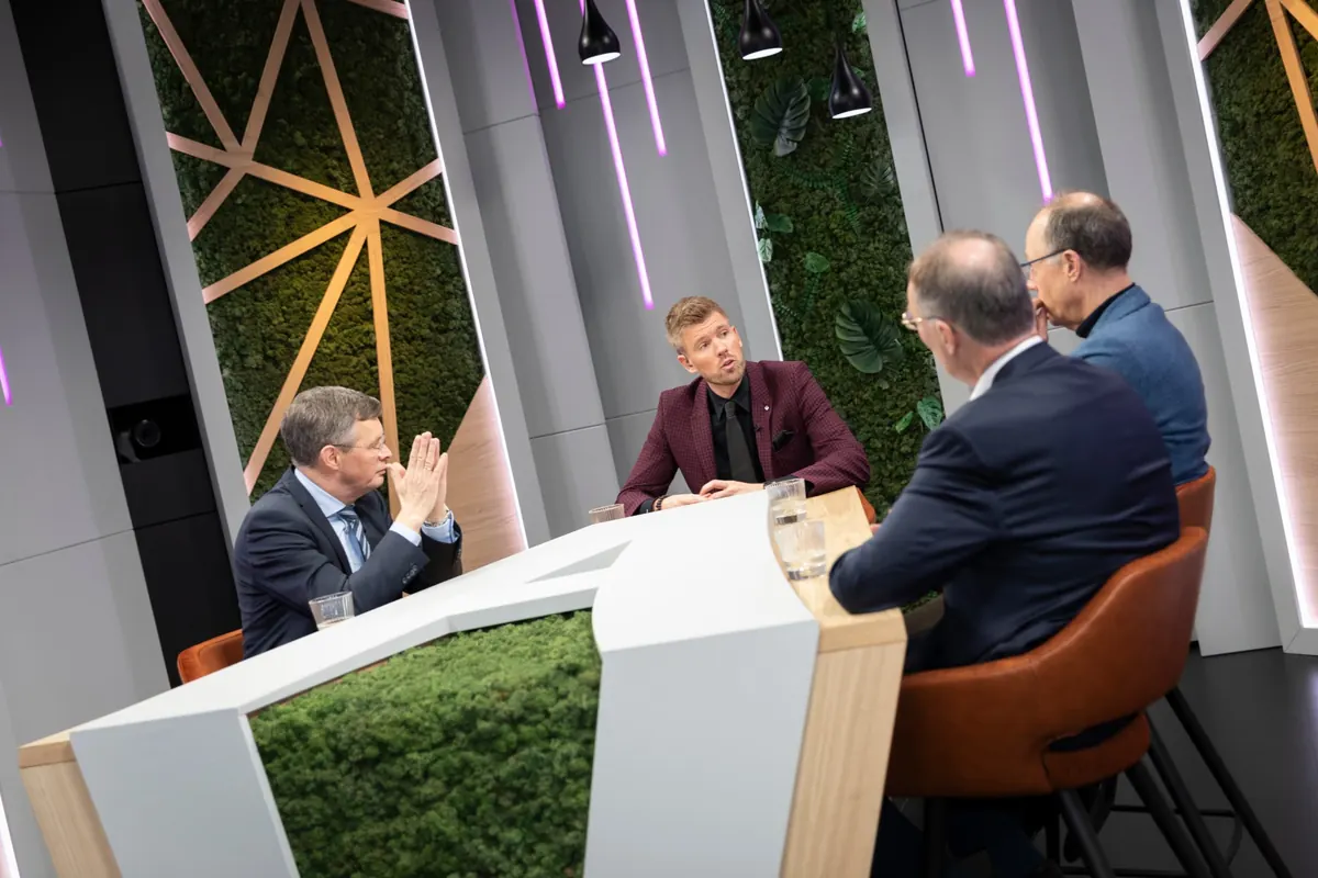 Bart Grootveld in gesprek aan tafel in een tv-studio